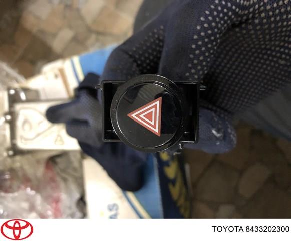 Кнопка включення аварійного сигналу 8433202300 TOYOTA