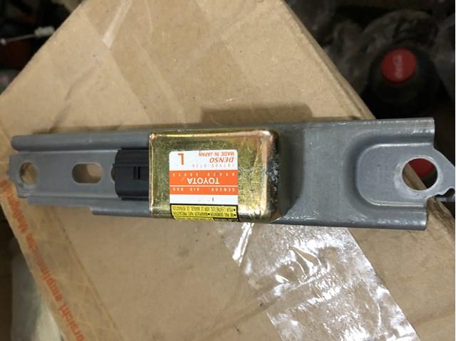 Датчик Айрбег передній 8983048020 TOYOTA