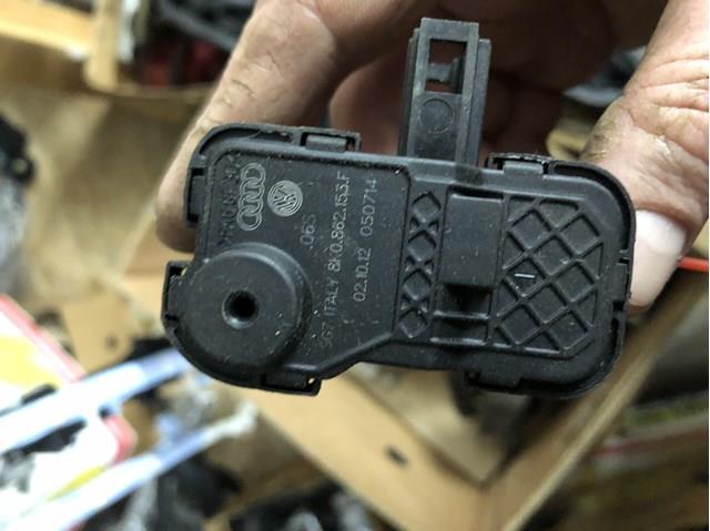 Замок відкривання лючка бензобаку 8K0862153F VAG