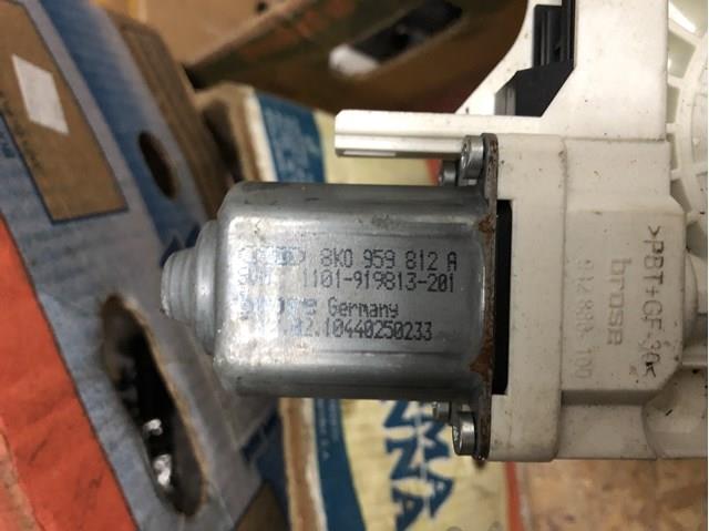 Моторчик склопідйомника двері задніх, правих 8K0959812A VAG