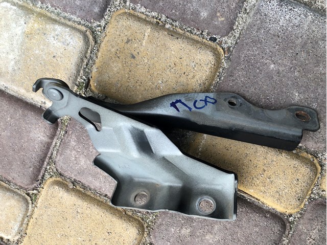 Шарнір капота правий D10E52410 MAZDA