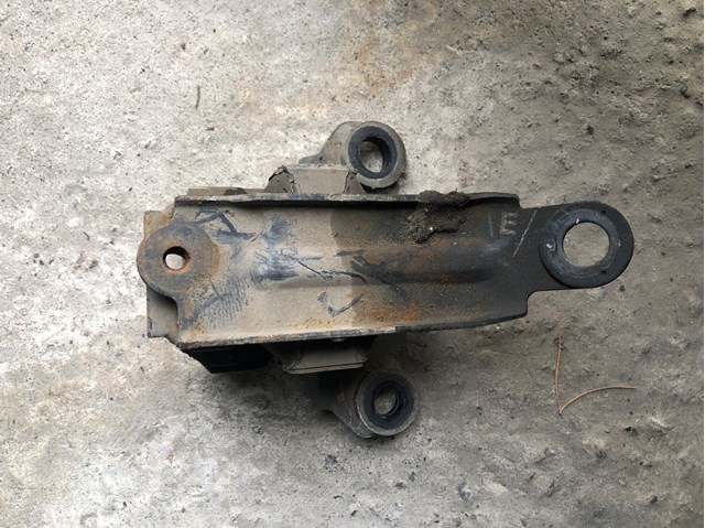 Ліва подушка двигуна D10G39070A MAZDA