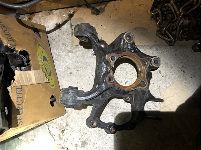 Цапфа - поворотний кулак задній, правий GHP92611X MAZDA