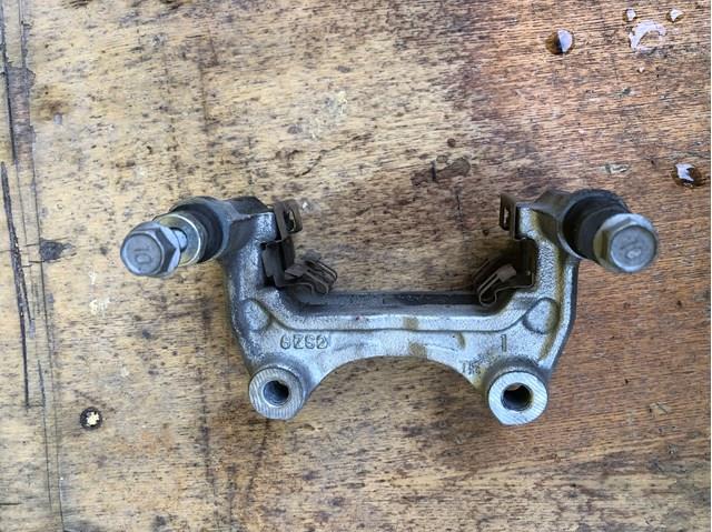 Скоба супорту заднього KAY02628X MAZDA