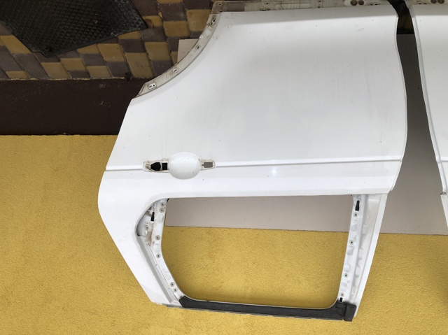 Двері пасажирськи задні ліві LR061285 LAND ROVER