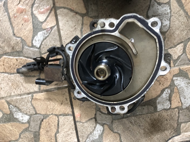 Насос охолодження LR073693 LAND ROVER