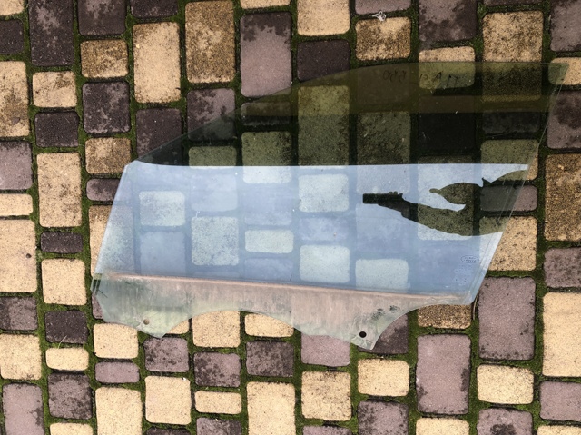 Скло водійських дверей LR080137 LAND ROVER