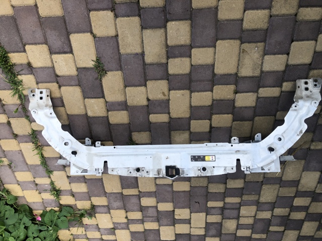 Рамка радіатора верхня LR084656 LAND ROVER