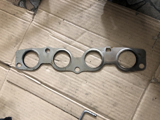 Прокладка випускного колектора PE1713460 MAZDA