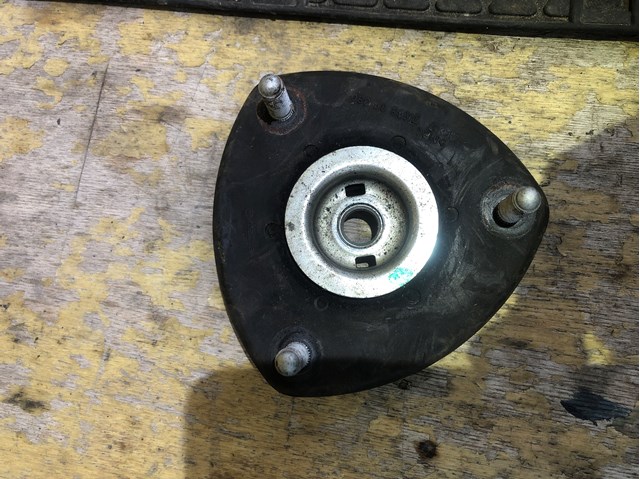 Кріплення переднього амортизатора Mazda CX-9