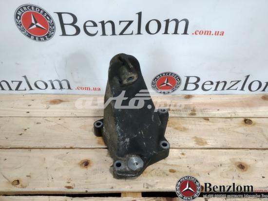Кронштейн подушки (опори) двигуна, правої A2712230804 MERCEDES