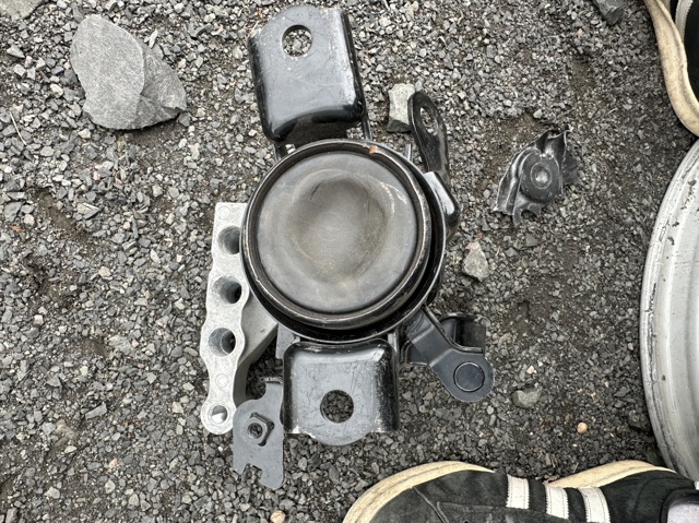 Права опора двигуна 1230525040 TOYOTA