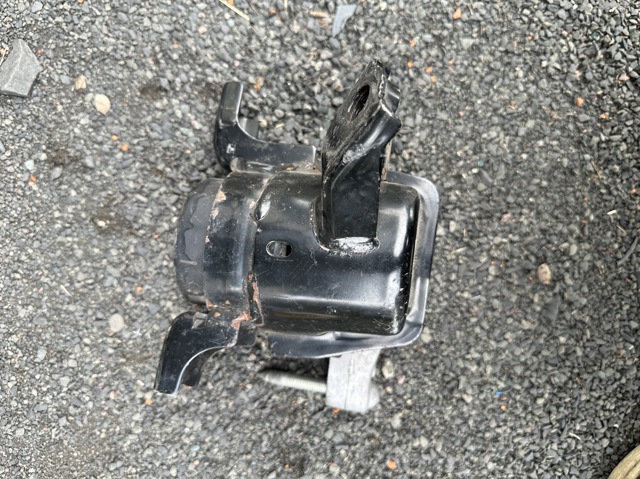 Права опора двигуна 1230536040 TOYOTA