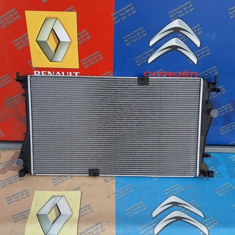 Радіатор системи охолодження двигуна 214109682R RENAULT