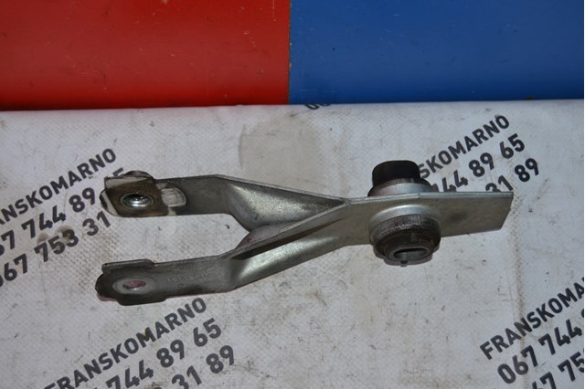 Кронштейн подушки (опори) двигуна, правої 8200250743 RENAULT