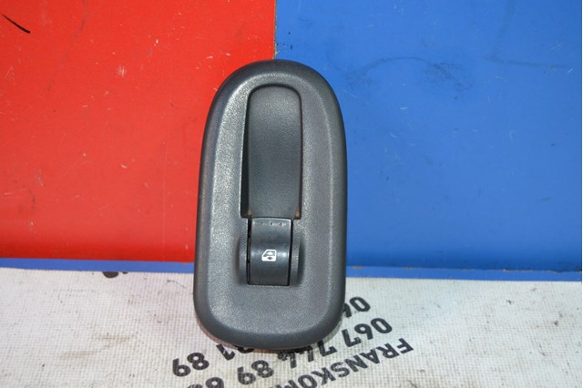 Кнопки переднього правого склопід'ємника 8200548968 RENAULT