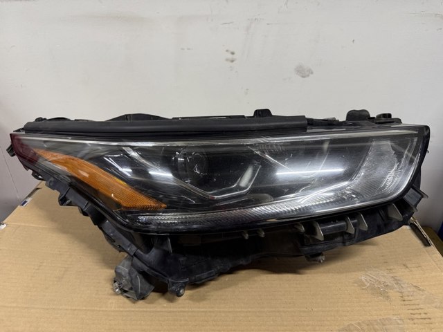 Права блок фара 811100E521 TOYOTA