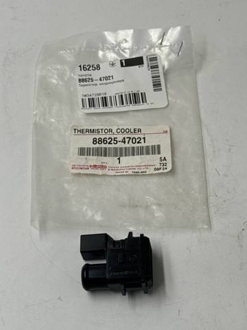 Датчик температури повітря в салоні 8862547021 TOYOTA