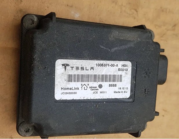 Блок управління системою відкривання воріт гаража 100537100A TESLA
