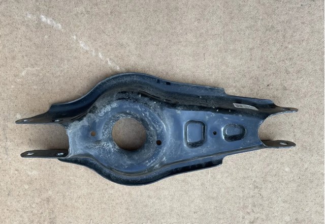 Важіль задньої підвіски нижній, лівий/правий 104445100F TESLA