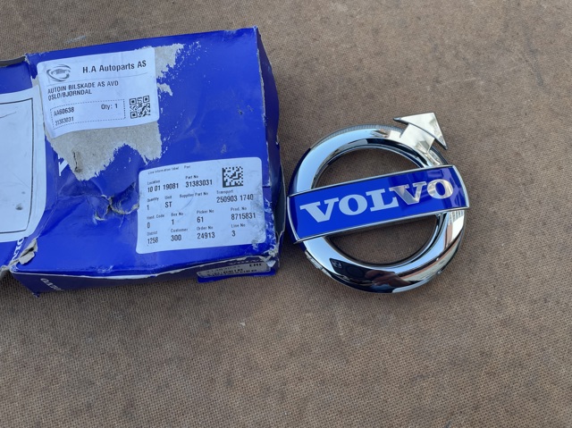 Емблема на решітку радіатора 31383031 VOLVO