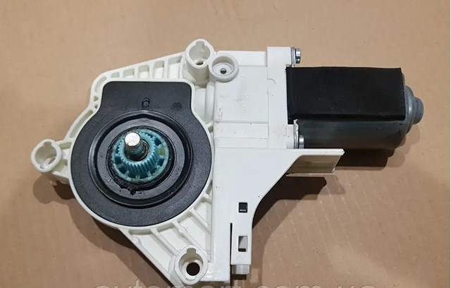 Двигун склопідіймача двері передньої, лівої 8T0959801B VAG