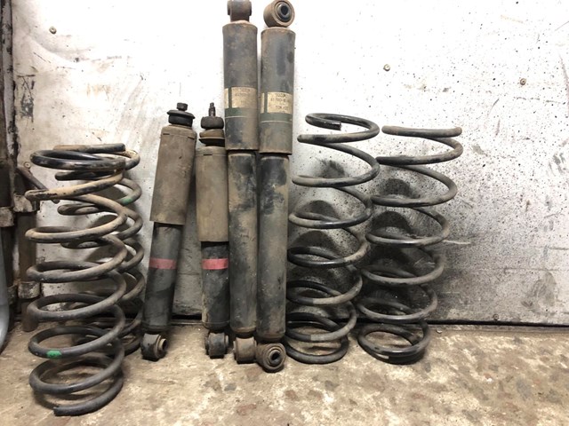 Задній амортизатор Сузукі Джимні