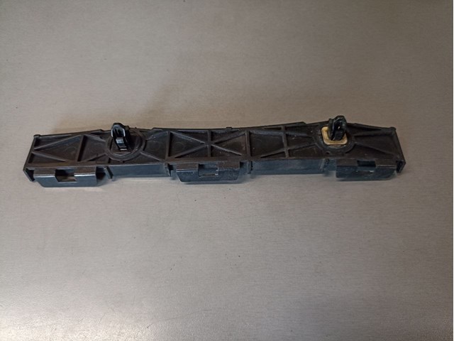 Направляюча заднього бампера, права 5215753040 TOYOTA