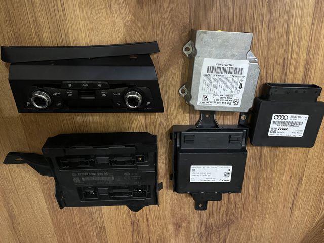Блок керування (модуль) електромеханічного стояночного гальма 8K0907801L VAG