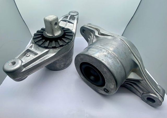 Ліва подушка двигуна 670003629 MASERATI