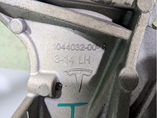 Стакан-амортизатора 104437100D Tesla Model