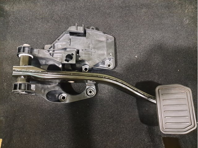 Кронштейн педалей, педальний вузол 104469100D Tesla Model