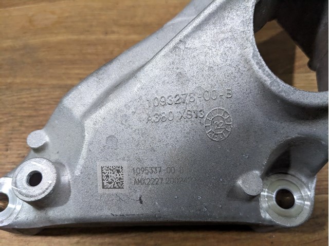 Ліва опора двигуна 109533700D Tesla Model