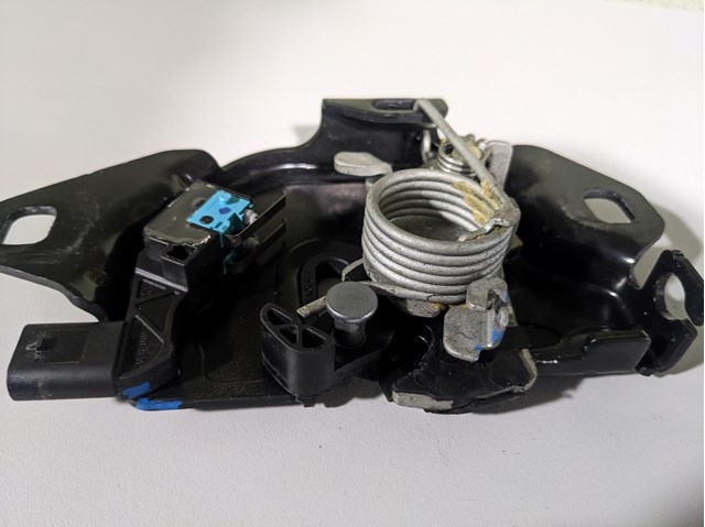 Замок кришки капота 150039700E Tesla Model