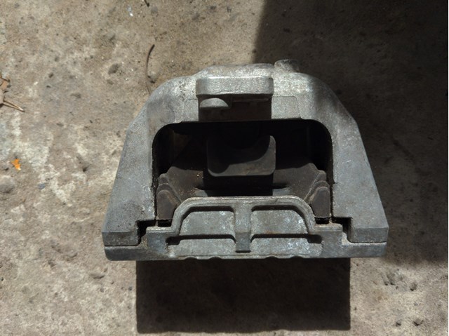 Права подушка двигуна 1J0199262 VAG