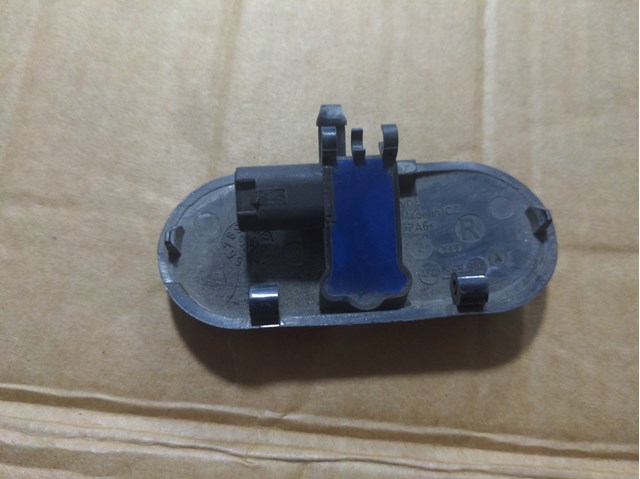 Форсунка омивача скла лобового, права 4F0955988A VAG