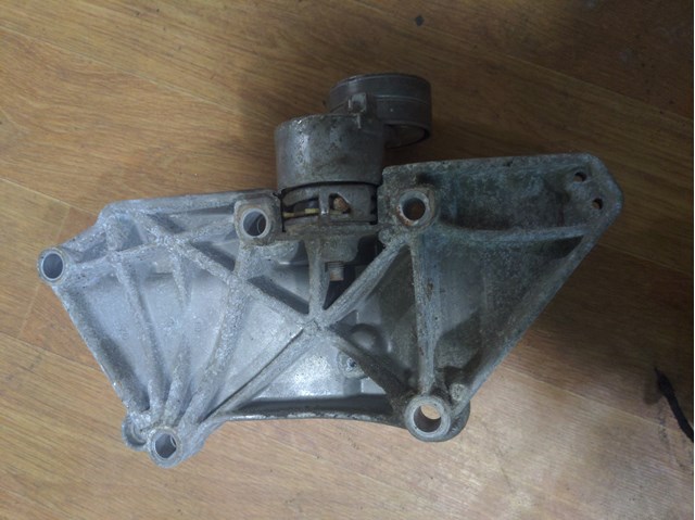 Кронштейн кріплення генератора 8200100148 RENAULT