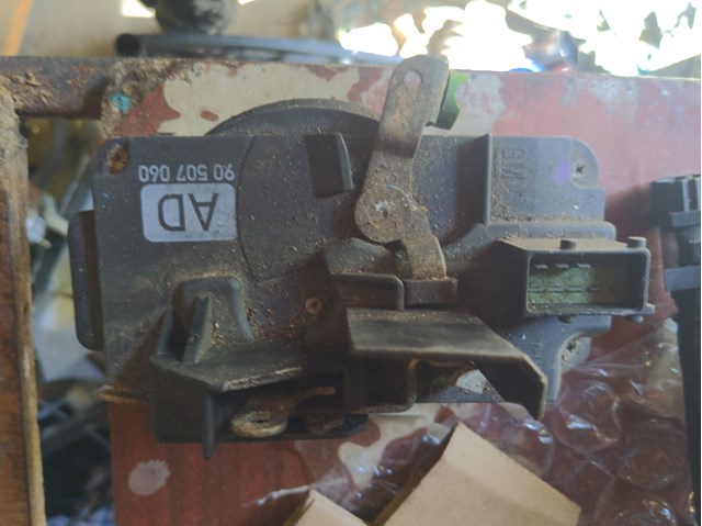 Внутрішній дверний замок 90507060 OPEL