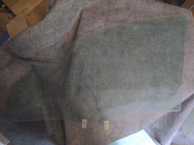 Скло пасажирських дверей GE4T58511A MAZDA
