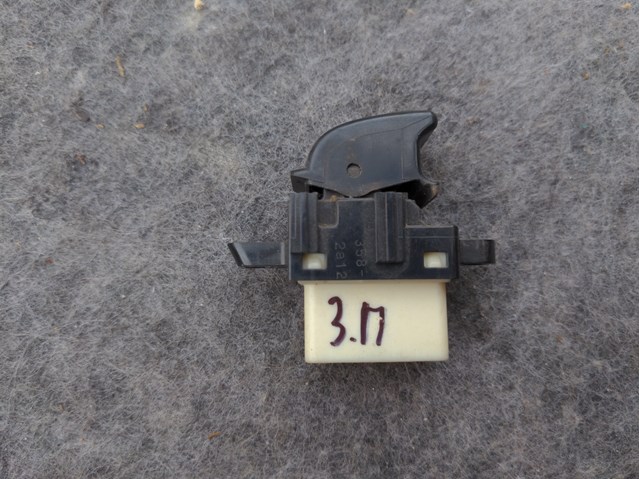 Кнопка підйомника переднього правого скла GE4T66370A MAZDA