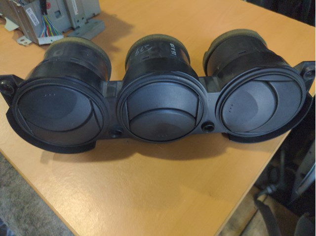 Решітка повітропровода GK3A6493002 MAZDA