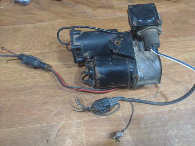 Компресор пневмоподвески RQG500150 LAND ROVER