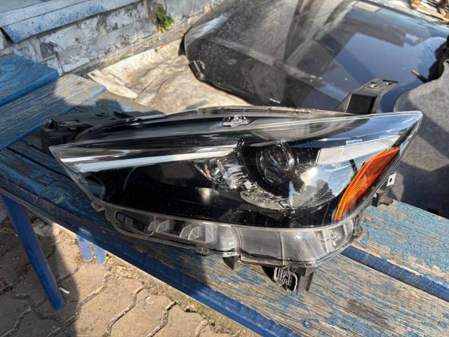 Фара ліва D10E51040 MAZDA
