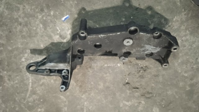 Кронштейн кріплення генератора 9497106 VOLVO