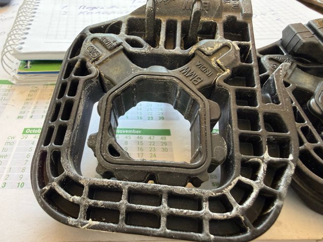 Подушка радіатора охолодження, нижня 17119895623 BMW