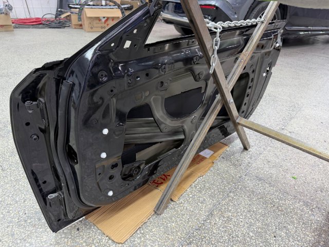 Дверка передня права 41009478692 BMW