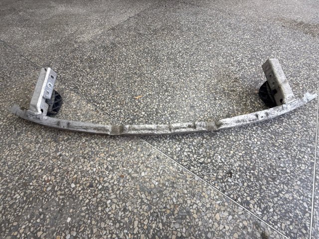 Балка бампера переднього 51117385290 BMW