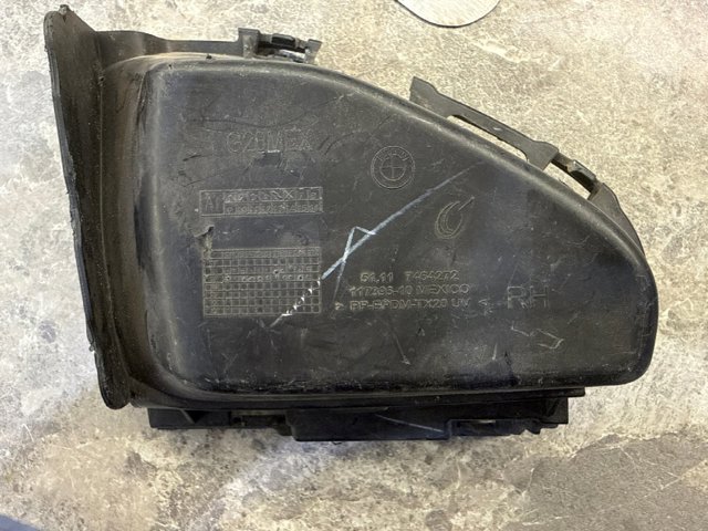 Заглушка бампера буксирувального гака, передня права 51117464272 BMW