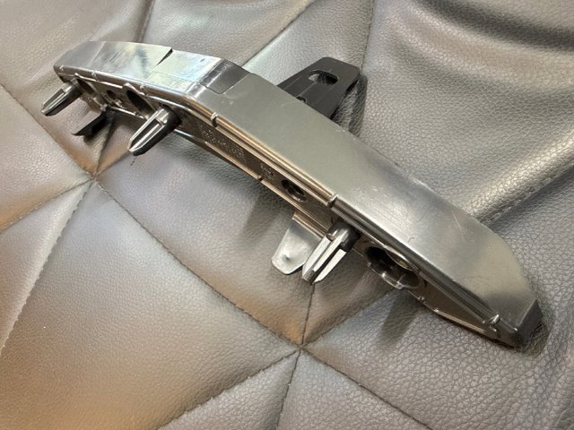 Кронштейн кріплення бампера переднього лівий 51117933609 BMW