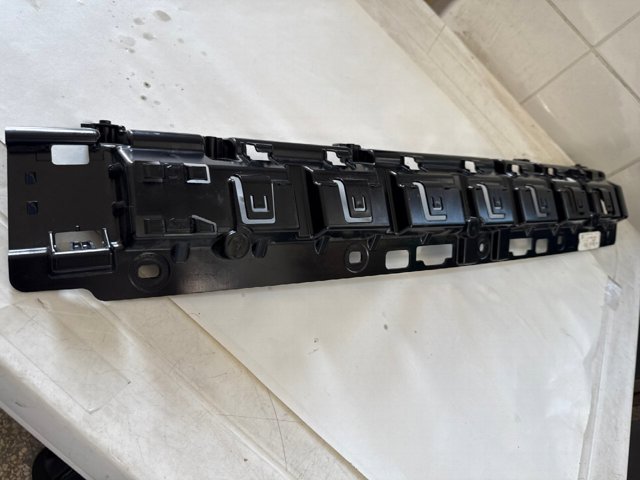 Кронштейн бампера заднього, центральний 51127429429 BMW